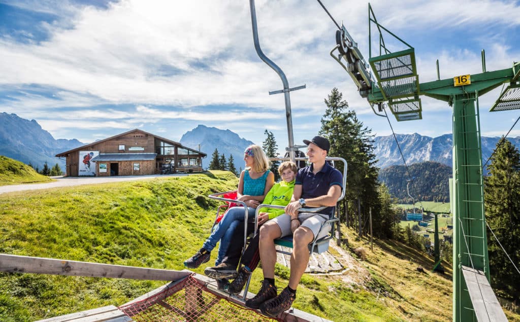 Erleben Sie das Traumpanorama des Nationalparks Berchtesgaden mit der Hirscheck-Sesselbahn am Hochschwarzeck.